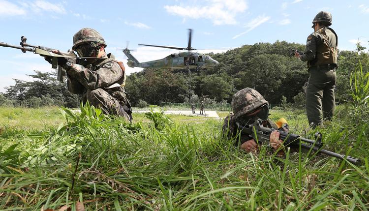 Sydkorea er tæt allieret med USA og gennemfører i disse uger en militærøvelse med USA. Men står det til den sydkoreanske præsident, er dialog og handel en bedre vej til afspænding end trusler over for Nordkorea. 