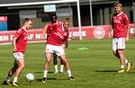 Landsholdsanfører Simon Kjær (th.) under træning med Christian Eriksen, Viktor Fischer og Pione Sisto forud for den store VM-kvalifikationskamp fredag i Parken mod Polen. 
    
   