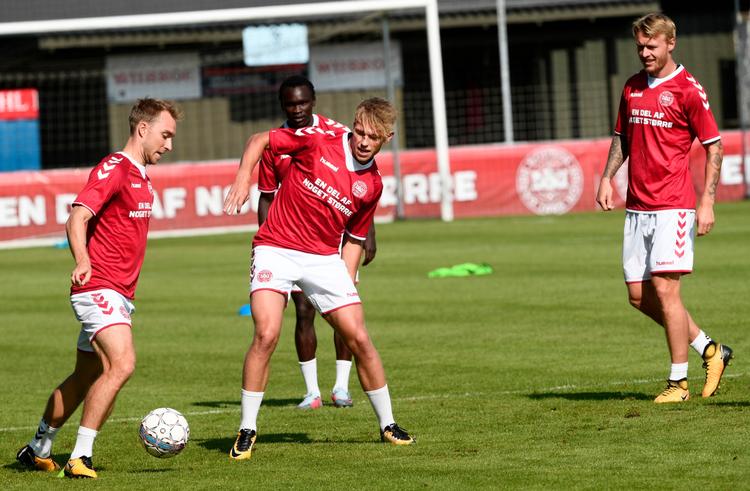 Landsholdsanfører Simon Kjær (th.) under træning med Christian Eriksen, Viktor Fischer og Pione Sisto forud for den store VM-kvalifikationskamp fredag i Parken mod Polen. 
    
   