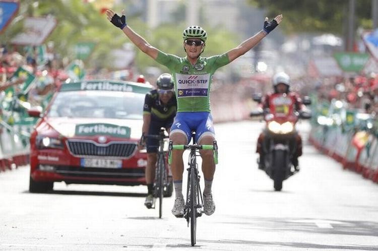 Matteo Trentin sejrer suverænt foran José Joaquin Rojas på 10. etape. Foto: Unipublic/Photogomez Sport. 
