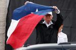 Præsident Donald Trump viftede med Texas flag, da han besøgte den katastroferamte stat. 
