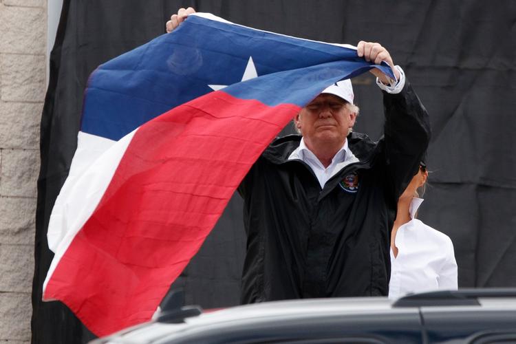 Præsident Donald Trump viftede med Texas flag, da han besøgte den katastroferamte stat. 