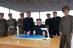 Det statslige nordkoreanske nyhedsbureau har udsendt dette billede, og det viser ifølge nyhedsbureuaet den nordkoreanske leder, Kim Jong-un, overvære opsendelsen af det missil, som Nordkorea i går sendte ind over Japan. Kim Jong-un truer nu med flere missiler. 