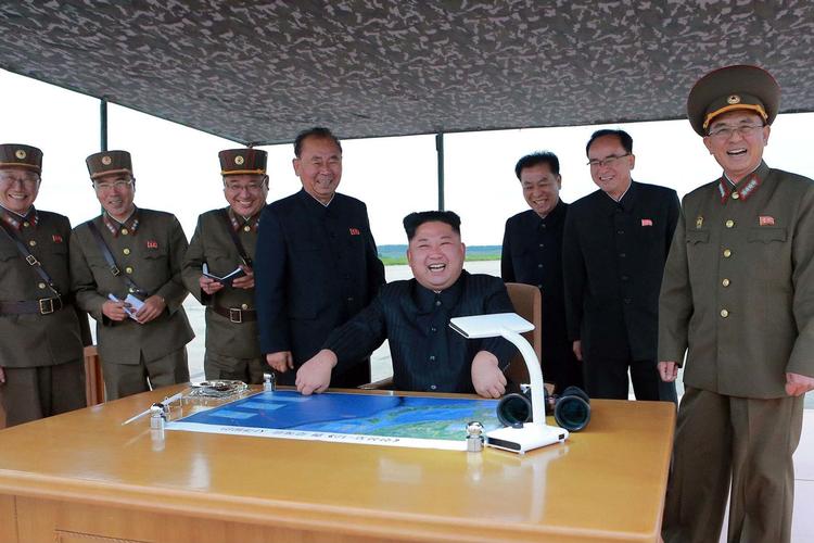 Det statslige nordkoreanske nyhedsbureau har udsendt dette billede, og det viser ifølge nyhedsbureuaet den nordkoreanske leder, Kim Jong-un, overvære opsendelsen af det missil, som Nordkorea i går sendte ind over Japan. Kim Jong-un truer nu med flere missiler. 
