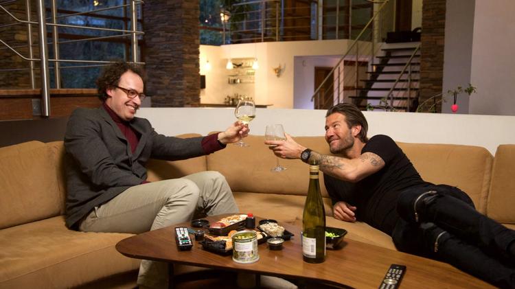 Skuespilleren Mads Riisom spiller Niels Monrad (t.v.) i den usjove serie i seks afsnit. Her er han på besøg hos Frederik Fetterlein.  