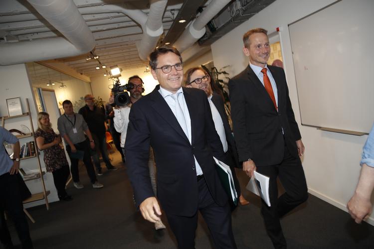 VLAK-regeringen præsenterede onsdag formiddag et udspil til en ny erhvervspakke, som skal understøtte væksten i Danmark. På pressemødet hvor erhvervs- og iværksætterudspillet blev fremlagt deltog erhvervsminister Brian Mikkelsen (K), finansminister Kristian Jensen (V) og økonomi- og indenrigsminister Simon Emil Ammitzbøll (LA). Pressemødet fandt sted hos virksomheden Trustpilot i København. 