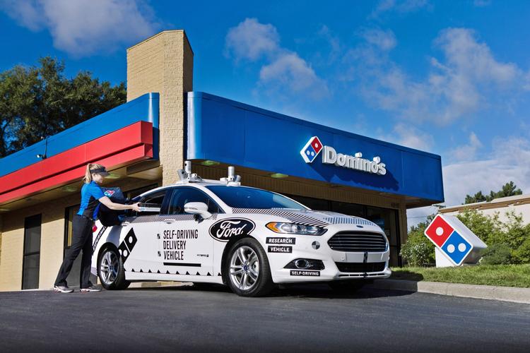 Pizzakæden Domino's tester sammen med Ford udbringning af mad i selvkørende biler. Foto: Ford Motor Company
    
   