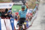 Miguel Angel Loepz slår til på den sidste km og vinder den første store bjergetape. Foto: Unipublic/Photogomez Sport. 