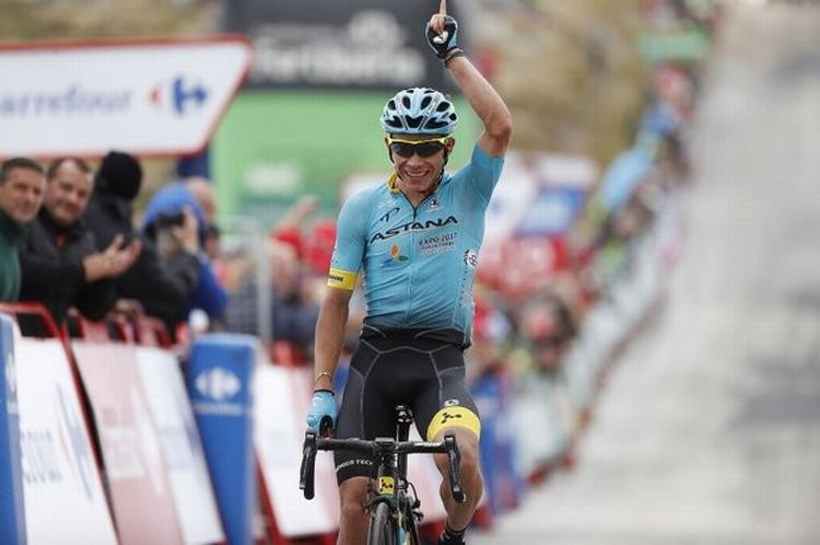 Miguel Angel Loepz slår til på den sidste km og vinder den første store bjergetape. Foto: Unipublic/Photogomez Sport. 