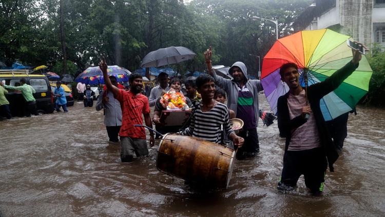 Mumbai er ramt af kraftige regnfald, som har kostet mindst ti mennesker livet.  