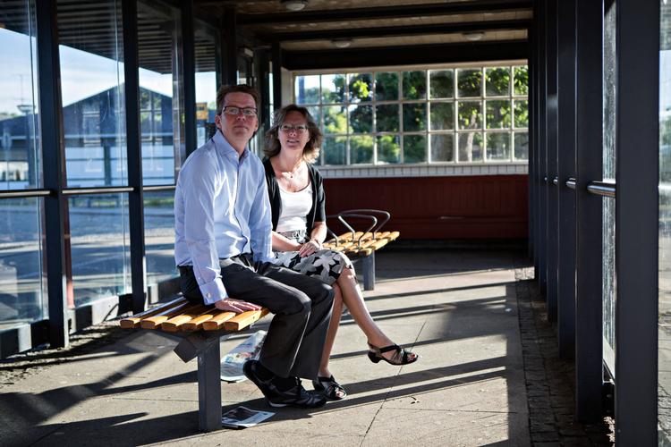 Talsmand for pendlerne på Kystbanen, Michael Randropp, er ikke begejstret for regeringens plan om at tage millioner fra DSB. Her er han ved en tidligere lejlighed fotograferet sammen Pia Randropp ved Humlebæk Station. 
   