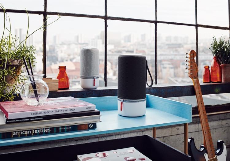 Libratones højttalere ZIPP og ZIPP Mini (herover) bliver den første, danske højttaler med Alexa indbygget. Men Alexa vil dog ikke kunne bruges i Danmark uden en hel del teknisk behændighed. 