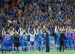 Nice, 27 juni 2016. De islandske spillere takker deres medrejsende og ekstremt loyale fans for opbakningen efter EM-sejren over England. Forholdet er stadig brandvarmt.

     