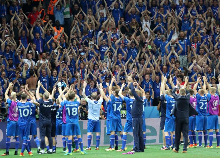 Nice, 27 juni 2016. De islandske spillere takker deres medrejsende og ekstremt loyale fans for opbakningen efter EM-sejren over England. Forholdet er stadig brandvarmt.

     