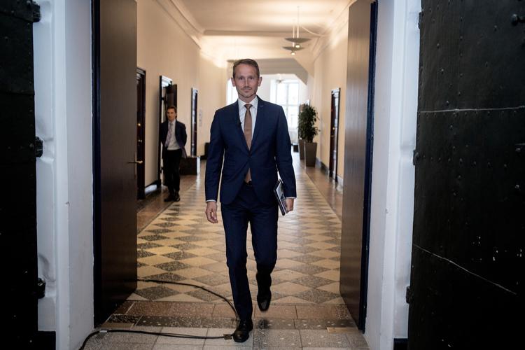 Finansminister Kristian Jensen på vej for at præsentere regeringens forslag til finanslov.  