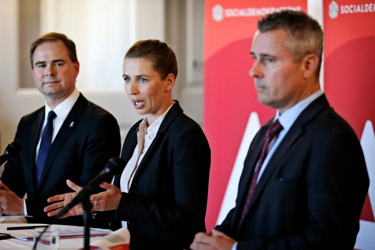 Nicolai Wammen (t.v.) siger, at socialdemokraterne vil prioritere ældre og folkeskolen i deres finanslovsudspil. 