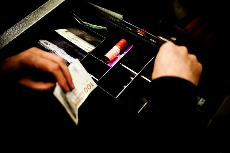 Butiksansatte med en månedsløn på 18.500 kroner er ifølge regeringen vinderne i deres forslag til skattereformen, men HK Handel oplyser, at ingen tjener så lidt. 