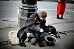 Michael 'Krølle' Hansen var en del af bybilledet i København sammen med sin hund Odin. Her ses de tilbage i 2012 - året før han gav Joachim B. Olsen idéen til et socialt frikort. 