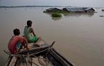 Kraftig monsunregn i Indien, Nepal og Bangladesh har gjort hundredtusinder hjemløse. Her er det Assam i Nordindien.
   