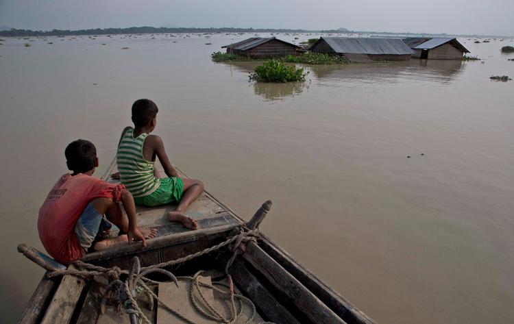 Kraftig monsunregn i Indien, Nepal og Bangladesh har gjort hundredtusinder hjemløse. Her er det Assam i Nordindien.
   