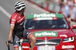 Alberto Contador kigger efter rivalerne ved passagen af målstregen. Foto: Unipublic/Photogomez Sport. 