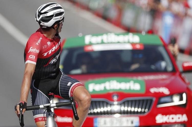 Alberto Contador kigger efter rivalerne ved passagen af målstregen. Foto: Unipublic/Photogomez Sport. 