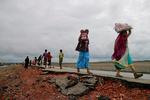 Flygtninge fra Myanmars rohingya-mindretal ankommer til Bangladesh. 
   