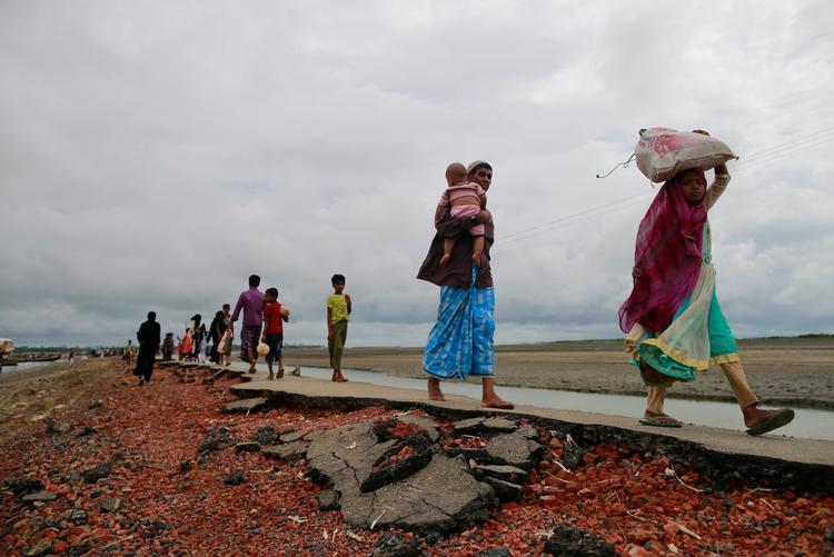 Flygtninge fra Myanmars rohingya-mindretal ankommer til Bangladesh. 
   