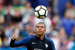 Franske Kylian Mbappe jonglerer med bolden før aftenens kamp mellem Frankrig og Holland.  