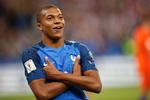Frankrigs Kylian Mbappe, hvis skifte til den franske storklub PSG i dag blev bekræftet - jubler efter at have scoret til 4-0 mod Holland.  