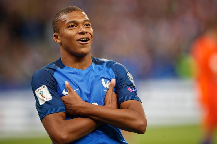Frankrigs Kylian Mbappe, hvis skifte til den franske storklub PSG i dag blev bekræftet - jubler efter at have scoret til 4-0 mod Holland.  