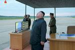 Nordkoreas diktator Kim Jong-un betragter angiveligt affyringen af et missil på billeder offentliggjort af Nordkorea.  