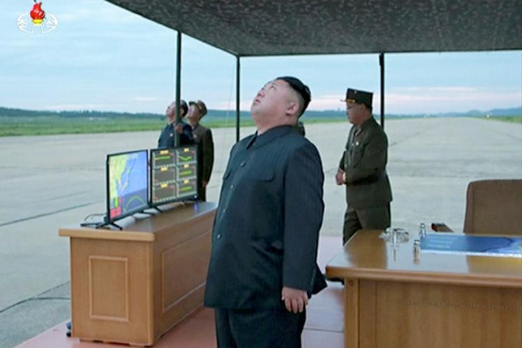 Nordkoreas diktator Kim Jong-un betragter angiveligt affyringen af et missil på billeder offentliggjort af Nordkorea.  