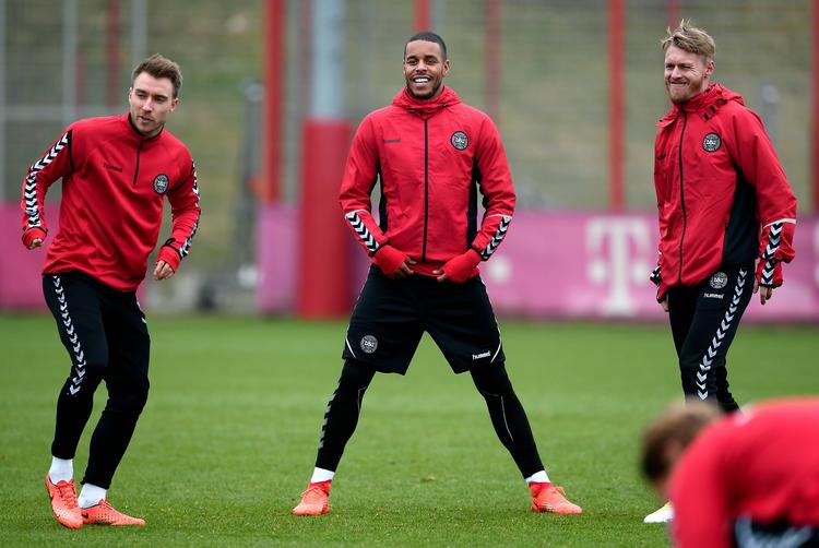 Christian Eriksen (tv) og Simon Kjær (th) kommer formentlig begge til at spille vigtige roller i aftenens kamp mod Polen.  