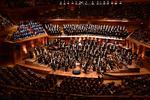 DR's symfoniorkester ses her sammen sammen med et kæmpe kor til en  Torsdagskoncert i DR Koncerthuset.
  