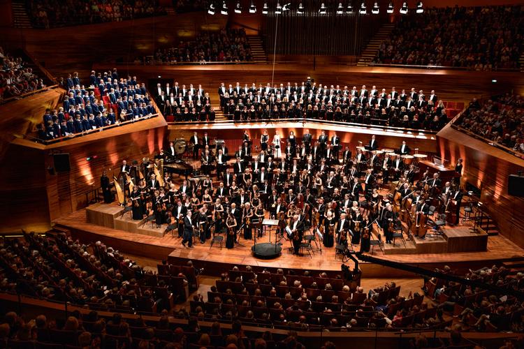 DR's symfoniorkester ses her sammen sammen med et kæmpe kor til en  Torsdagskoncert i DR Koncerthuset.
  