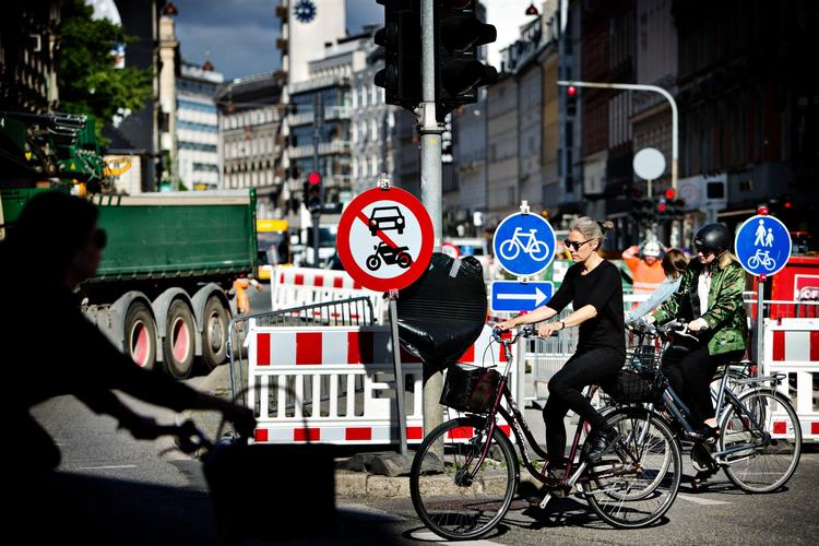 »Fuuuuuck. Eller sådanne frygteligheder kan man i al fald tænke, når man rammer myldretid. Jeg siger ikke, at alle gør det, bevares«, lyder det fra Ibyens klummeskribent. 