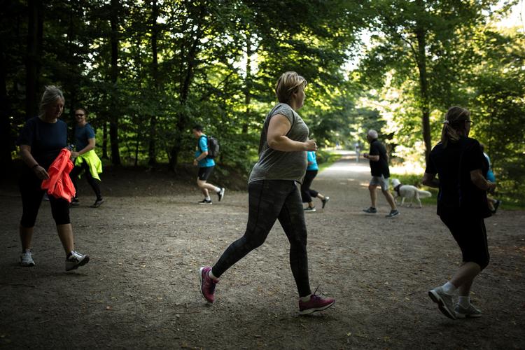 I sidste uge begyndte et træningsforløb for folk med præ-diabetes i Gentofte Kommune,der de træner i Bernstorfparken. Anne-Mette Krog Aagren i midten. 