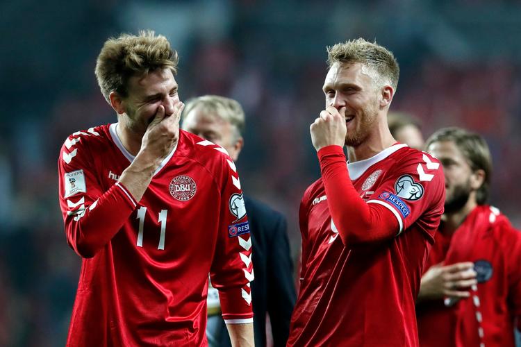 
Nicklas Bendtner og Nicolai Jørgensen var meget tilfredse efter 4-0-sejren i Parken. Bendtner er formentlig igen på bænken og kan komme ind i anden halvleg.
   
