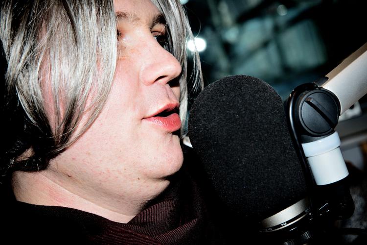 Kirsten Birgit Schiøtz Kretz Hørsholm (alias Frederik Cilius) er vært påRadio24syvs satireprogram, 'Den Korte Radioavis'. Nu er hun også del af Københavnerkanonen.
   