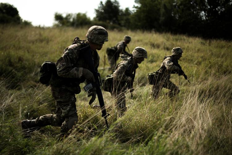 Soldater på øvelse. Rekrutter hos Den Kongelige Livgarde er i øjeblikket ved at lære soldaterhåndværkets basale principper. Her på deres første felttur med tung rygsæk.
   