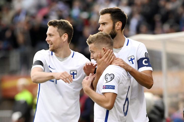 Findlands Alexander Ring (midt) har bragt sit hold foran mod Island, og det lagde pres på gæsterne, der jager en billet til VM næste år.  