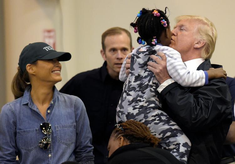 
    Trump ankom i dag til Houston, hvor han mødte nogle af ofrene for oversvømmelserne. 