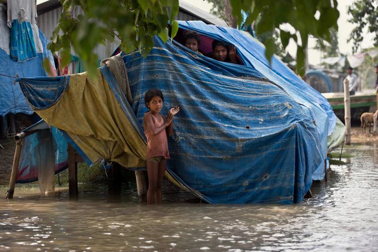 Monsunen har forårsaget jordskred og oversvømmelser, der har kostet mere end 1.200 mennesker livet i det nordlige Indien, Nepal og Bangladesh 