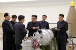 Det nordkoreanske styre har udsendt dette udaterede billede, som  skulle vise landets leder, Kim Jong-un, inspicere den hydrogenbombe, som styret siger, at det nu har udviklet. Det er dog uvist, om genstanden på billedet vitterlig er en hydrogenbombe. 
   