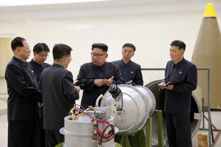 Det nordkoreanske styre har udsendt dette udaterede billede, som  skulle vise landets leder, Kim Jong-un, inspicere den hydrogenbombe, som styret siger, at det nu har udviklet. Det er dog uvist, om genstanden på billedet vitterlig er en hydrogenbombe. 
   