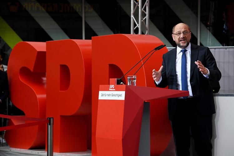 Trods ihærdige forsøg er det endnu ikke lykkedes den social-demokratiske udfordrer, Martin Schulz, at frembringe den mindste vaklen under Merkels kanslertaburet. Efter 12 år i embedet ser hun nu ud til at gå mod sin fjerde periode ved det tyske valg 24. september. 