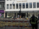 Røgdykkere, kommer ind og ud fra Illums Bolighus efter brand i bygningen natten til søndag. 