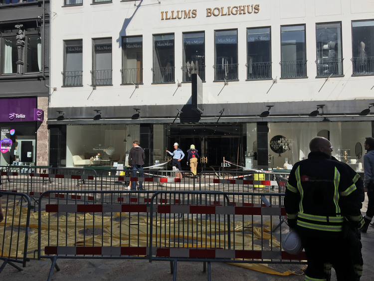 Røgdykkere, kommer ind og ud fra Illums Bolighus efter brand i bygningen natten til søndag. 
