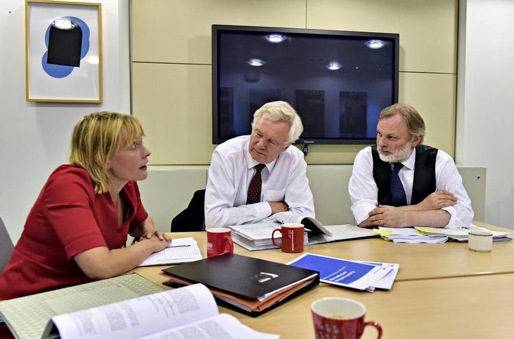 Der er dødvande i Brexitforhandlingerne, og Brexitminister David Davis (i midten) efterlyste i ugens løb mere fleksibilitet fra EU. 